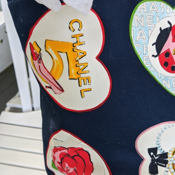 Chanel Valentine vintage tote featuring Chanel charms design motif - Picture 6 of 16